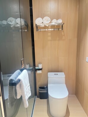 Phòng đôi Superior | Phòng tắm | Buồng tắm vòi sen, máy sấy tóc, dép đi trong nhà, khăn tắm 