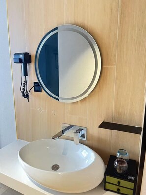 Habitación empresarial con 2 camas individuales, vista a la ciudad | Baño | Regadera, secadora de cabello, pantuflas, toallas 