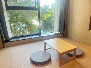 Habitación empresarial con 2 camas individuales, vista a la ciudad | Escritorio, tabla de planchar con plancha y wifi gratis 