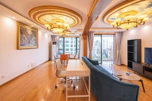 Appartamento Superior, 2 camere da letto, cucina, vista città | Soggiorno | Smart TV 55 pollici con canali via cavo