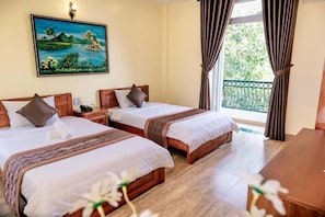 Kolmen hengen perhehuone, parveke, kaupunkinäköala | Työpöytä, silitysrauta/-lauta, ilmainen Wi-Fi