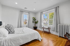 3 habitaciones, tabla de planchar con plancha, wifi y ropa de cama 