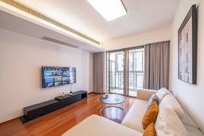 Superior Apartment, 2 Bedrooms, City View | Ruang tamu | 55 inci sebuah televisyen pintar dengan kabel