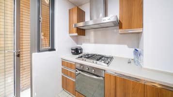Superior Apartment, 2 Bedrooms, City View | Private kitchen