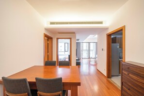 Superior Apartment, 2 Bedrooms, City View | Ruang tamu | 55 inci sebuah televisyen pintar dengan kabel