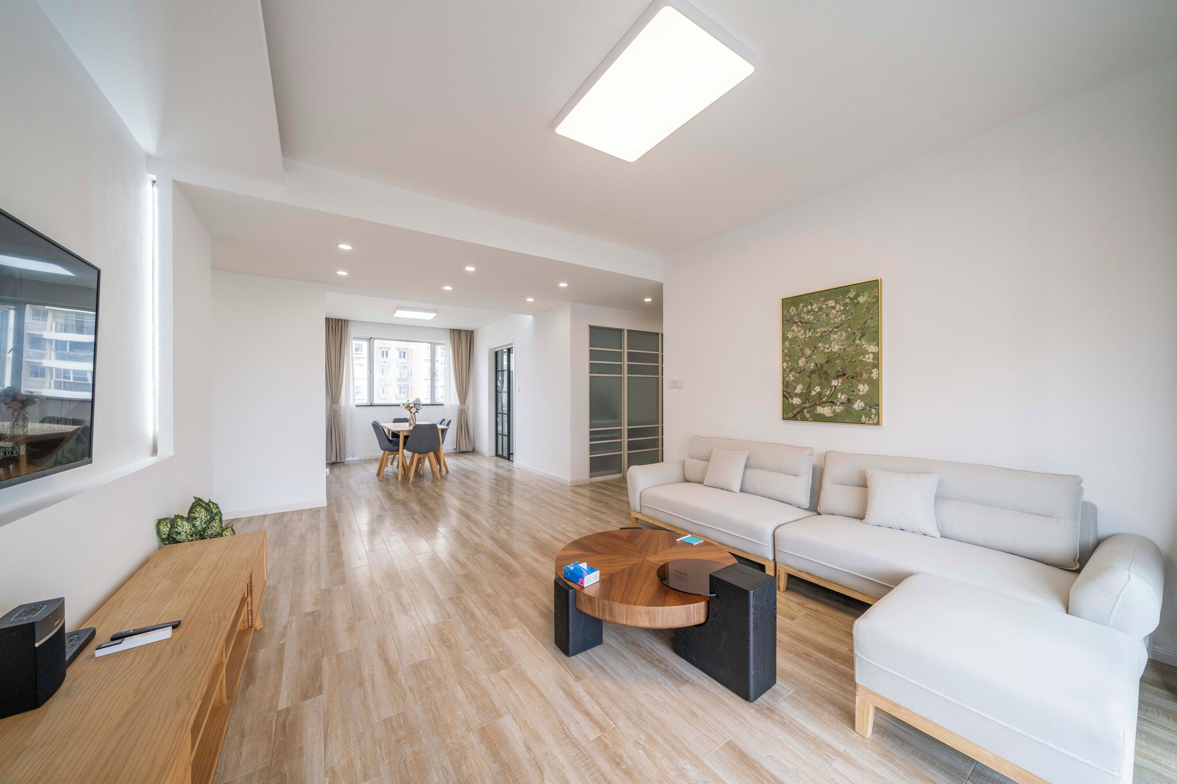 Apartamento superior, sacada, vista para a cidade | Sala de estar