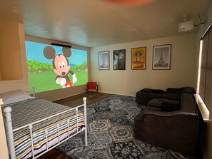 3 عدّة غرف نوم ومكواة/لوح كي وواي فاي وملاءات أسرّة