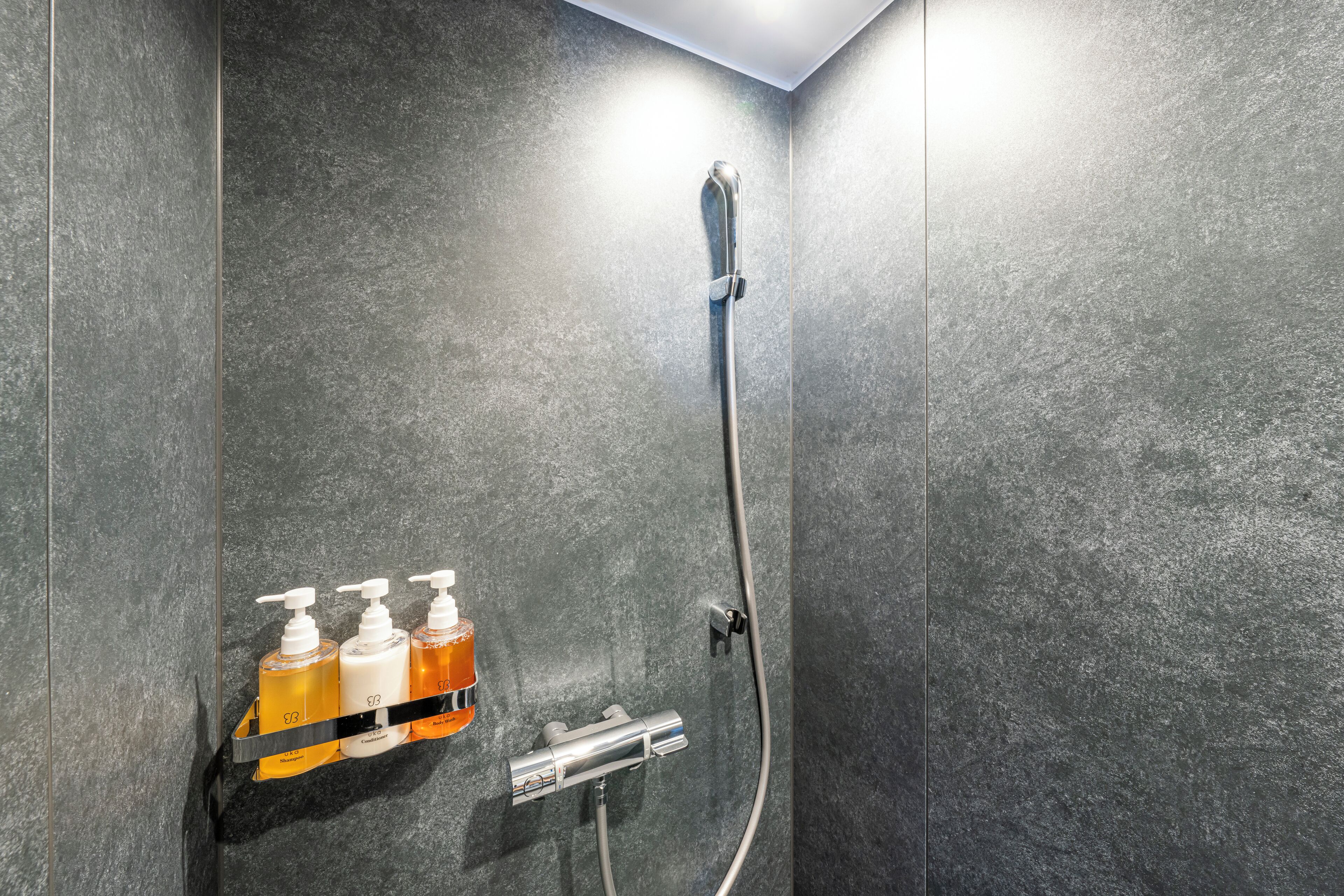 Dusj, toalettartikler (inkludert), hårføner og tøfler