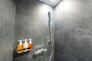 Shower, free toiletries, hair dryer, slippers - B&D HAKUBA IWATAKE (Hakuba)