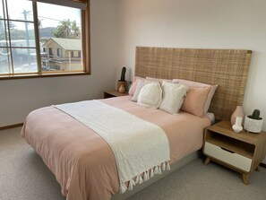 4 bedrooms, iron/ironing board, WiFi, bed sheets - Beach House ~ Perfect Location (Port Macquarie)
