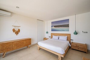 舒适双人房, 阳台, 海洋景观 | 办公桌、笔记本电脑工作区、熨斗/熨板、免费 WiFi