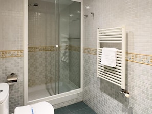 Douche, sĂšche-cheveux, serviettes fournies
