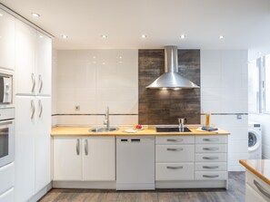 Fridge, microwave, oven, dishwasher - 140 m2 Apartment + Office in Retiro (Madrid)