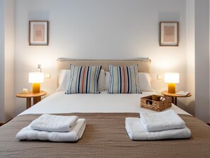 2 bedrooms, iron/ironing board, Internet, bed sheets - 140 m2 Apartment + Office in Retiro (Madrid)