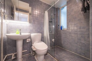 Leilighet – superior, 1 soverom, kjøkken, byutsikt | Bad | Tøfler