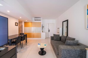 Departamento superior, 1 habitación, cocina, vista a la ciudad | Sala de estar