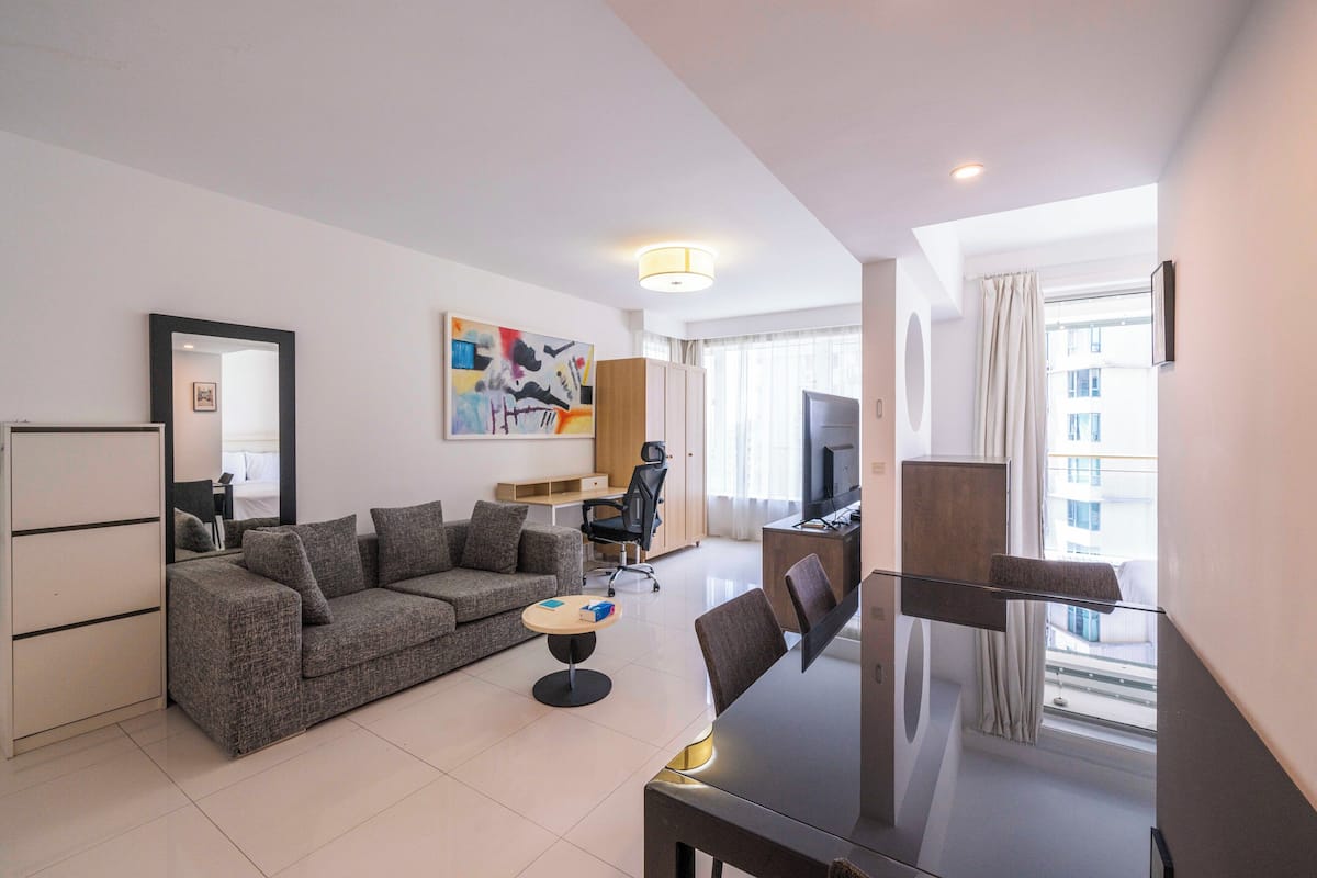 Departamento superior, 1 habitación, cocina, vista a la ciudad | Sala de estar