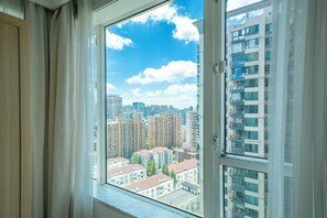 Departamento superior, 1 habitación, cocina, vista a la ciudad | Sala de estar