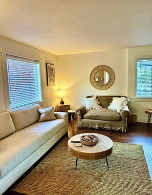 Living area - Charming Stadium District 2-bedroom Condo (Tacoma)