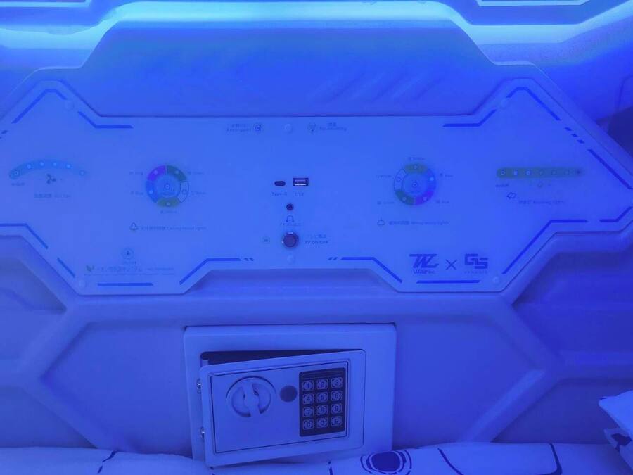 Een bedieningspaneel met diverse knoppen en een keypad, waarschijnlijk voor kamerfaciliteiten of beveiliging.