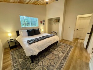 2 bedrooms, free WiFi, bed sheets - Charming 2-bedroom cottage with a hot tub. 5 Min to Volcanoes National Park! (Volcano)