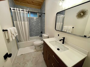 淋浴设施、吹风机、毛巾、肥皂