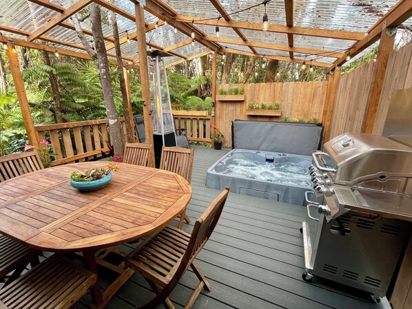Outdoor dining - Charming 2-bedroom cottage with a hot tub. 5 Min to Volcanoes National Park! (Volcano)