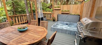 Charming 2-bedroom cottage with a hot tub. 5 Min to Volcanoes National Park!