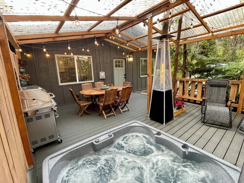 Charming 2-bedroom cottage with a hot tub. 5 Min to Volcanoes National Park!