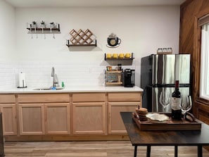 Réfrigérateur, micro-ondes, plaque de cuisson, cafetière/bouilloire