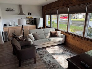 Smart TV - The White Door Studio. (Lutz)