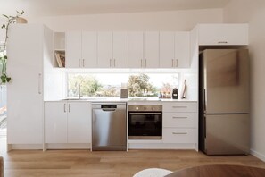 Frigorífico, microondas, horno y placa de cocina