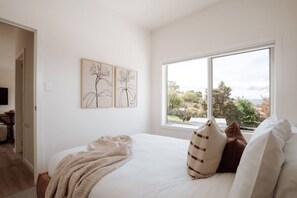 Tabla de planchar con plancha, cuna de viaje, wifi y ropa de cama