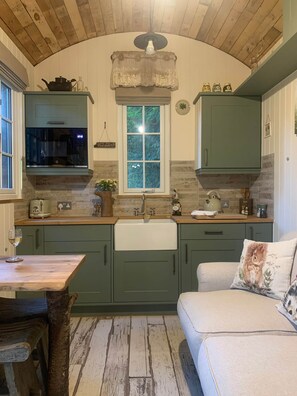 Interior - The Hut at Belle Vue (Lowton)