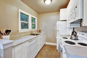 Kjøleskap, mikrobølgeovn, ovn og kokeplater