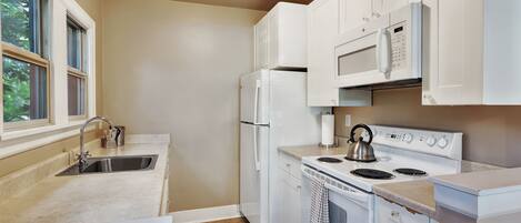 Refrigerador, microondas, horno y parrilla de estufa