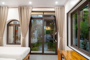 Habitación Deluxe, vistas al patio | Espacio para trabajar con un portátil y sistema de insonorización