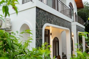 Deluxe Room, Courtyard View | Laptop workspace, free WiFi