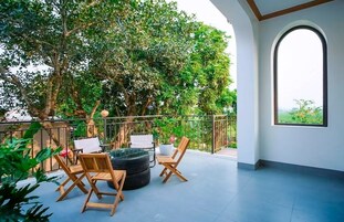 Habitación cuádruple familiar, vistas al jardín | Espacio para trabajar con un portátil y sistema de insonorización