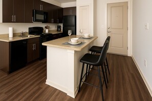 雪櫃、微波爐、焗爐、爐具