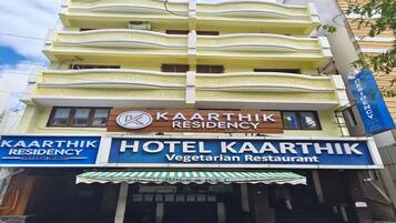 Vista frontal de la propiedad