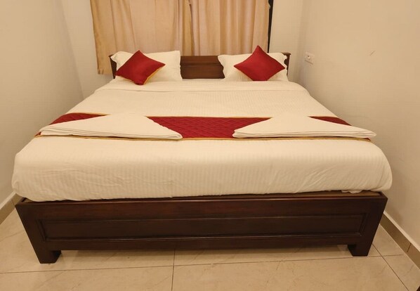 Triple Room | Desk, rollaway beds, free WiFi, bed sheets