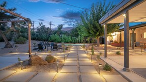 Outdoor dining - Pool | Spa | Sauna | Fire pit | Mid Century Modern (Yucca Valley)