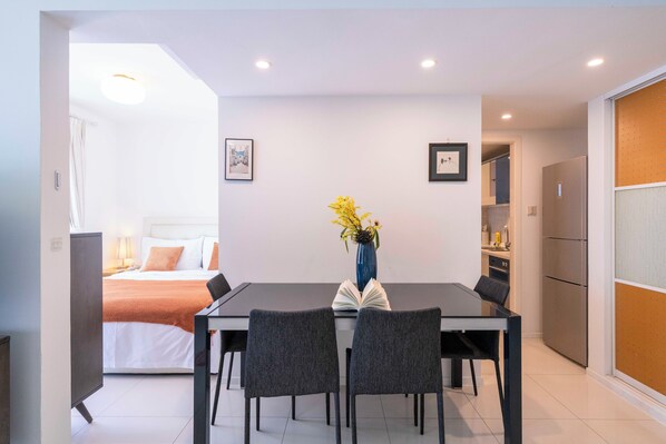Apartment, 1 Bedroom, Kitchen, City View | Living room