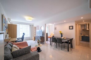 Apartment, 1 Bedroom, Kitchen, City View | Living room