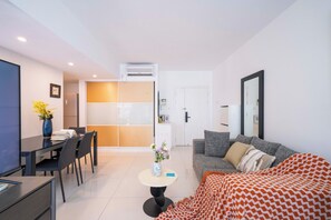 Apartment, 1 Bedroom, Kitchen, City View | Living room | Smart TV