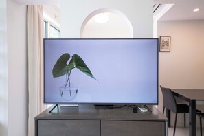 Apartment, 1 Bedroom, Kitchen, City View | Living room