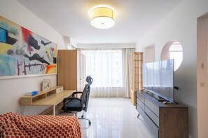 Apartment, 1 Bedroom, Kitchen, City View | Living room | Smart TV