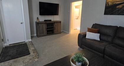 Cozy, Stylish 2-Bedroom Retreat in Prime Location – Walk to Shops & Dining!