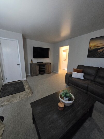 Cozy, Stylish 2-Bedroom Retreat in Prime Location – Walk to Shops & Dining!